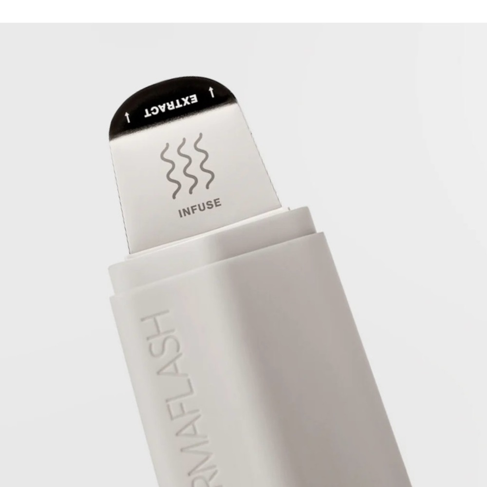 DERMAFLASH Ultrasonic Pore Extractor and Skincare Infuser